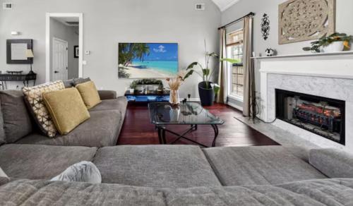 McDonough House | Master Suite with Private Jacuzzi Tub