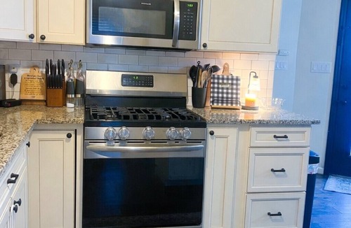 Martinez House | Masters Getaway - Less than 10 minutes from ANGC - Sleeps 8 - Pool + Outdoor TV