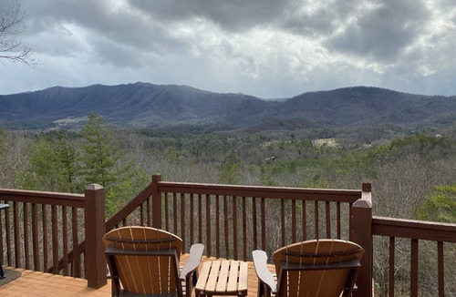 Townsend Cabin | McDaniels Misty Blue ~ A Cozy & Quaint Cabin w/Exceptional Smoky Mountain Views