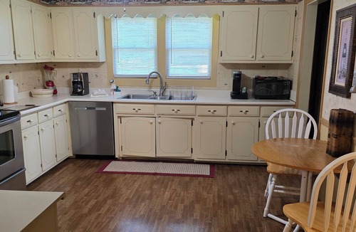 McEwen House | MEMAW'S Spacious 4 bedroom house with a pool & big yard! Golf course 1 mileaway.