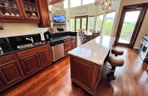 Lansing Cabin | MEMORIAL DAY AVAIL Mount Ever After-4BR/4BA Luxury Home w/Hot Tub