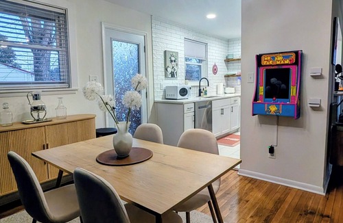 Southwest Raleigh House | Mid-Century Modern Cool Meets Comfy Convenience - Minutes to Downtown!