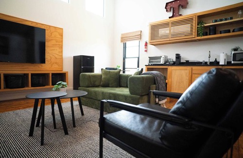 Conway Apartment | Mid Mod Studio - Garage - Kitchenette - 0.5 mi UCA