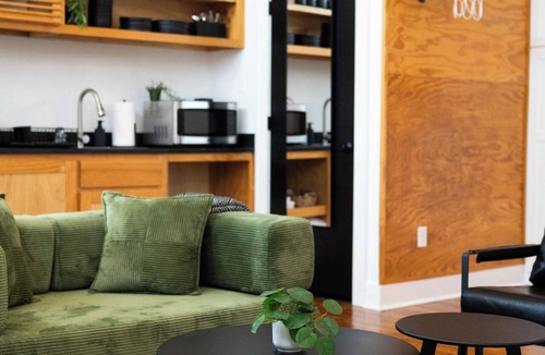 Conway Apartment | Mid Mod Studio - Garage - Kitchenette - 0.5 mi UCA