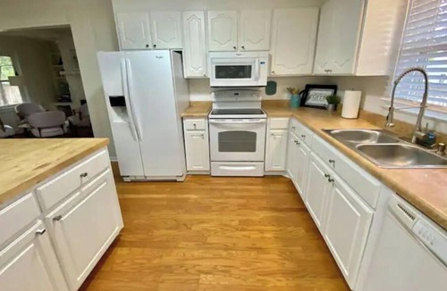 Wilmington House | Mid-town family home 5mi to Beach, river walk 1mi to UNCW, golf course and parks