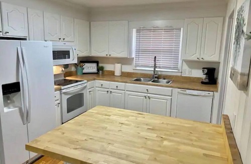 Wilmington House | Mid-town family home 5mi to Beach, river walk 1mi to UNCW, golf course and parks