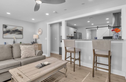 Wilmington House | ~Midtown Hub~ Compound Retreat for Large Groups - Huge Lot - 5 min to WB+Airlie