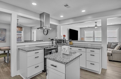 Wilmington House | ~Midtown Hub~ Compound Retreat for Large Groups - Huge Lot - 5 min to WB+Airlie
