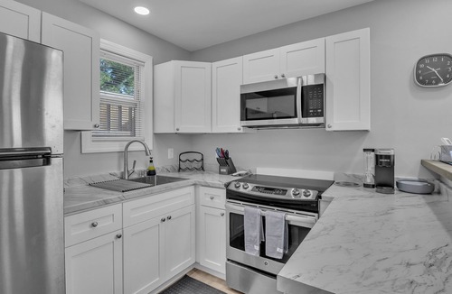 Wilmington House | ~Midtown Hub~ Perfect for Long Stays - Huge Lot - 5 min to WB & Airlie Gardens