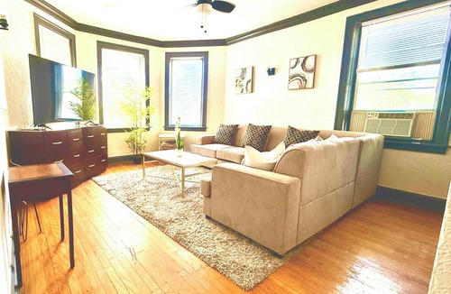 Gage Park Apartment | Midway Hideaway - Spacious Chicago Apartment Near Midway Airport