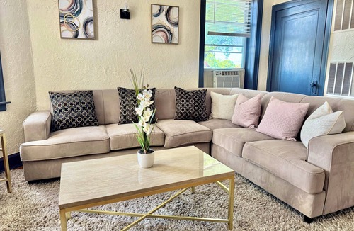 Gage Park Apartment | Midway Hideaway - Spacious Chicago Apartment Near Midway Airport