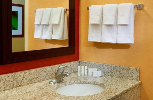 West Dundee Resort | Minutes Away from Elgin History Museum! 2 Relaxing Units, Pool, FREE Parking!