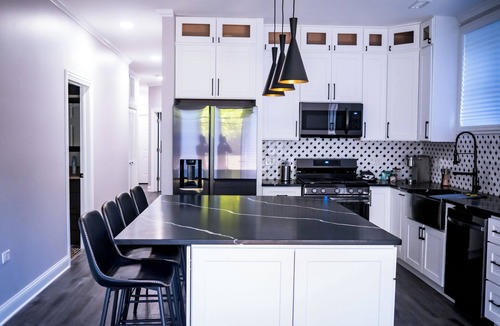 Woodlawn Condo | Modern 2-bedroom 2 -bath condo in wonderful Woodlawn Chicago.
