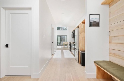 Rileyville Ski Chalet | Modern 2-Bedroom Scandanavian Style Chalet Near Shenandoah Natl Park w/Hot Tub