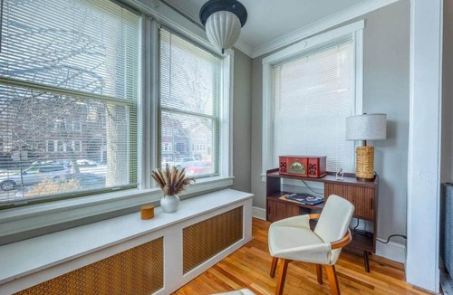 Avondale Apartment | Modern 2BR Avondale with Free Parking Near CTA