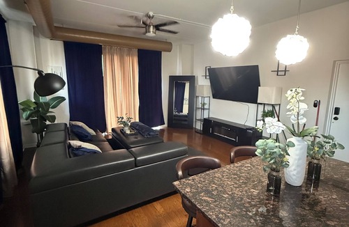 Tri-Taylor Apartment | Modern 2BR, Private Elevator, Near United Center and Secure Parking