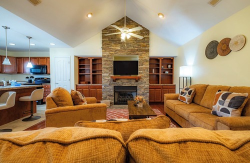Gatlinburg - Pigeon Forge Cottage | Modern 2BR w/ Garage & Jacuzzi|<1 Mile to Parkway