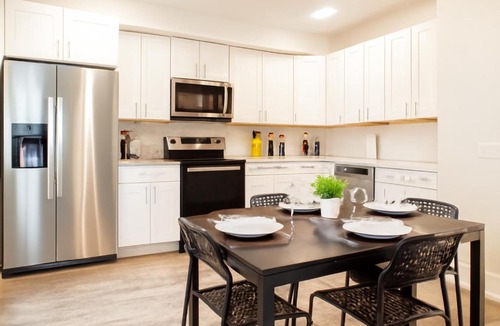 Kensington Apartment | Modern 2BR2BA Sleeps 4 WD Fast WiFiWorkspace