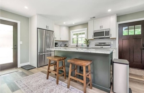 South Belmont House | Modern 3 BR house in Belmont