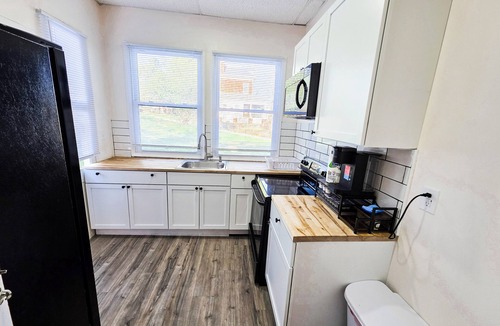 Hallam Apartment | Modern 3 BR Near York - Sleeps 8 - Renovated