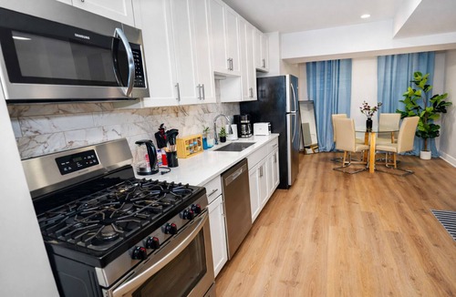 Magnolia Glen Condo | Modern 3BR Chicago Condo Near Loyola University and Lakefront