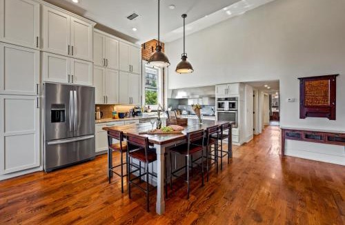 Downtown Knoxville House | Modern 3BR Condo Walk to Downtown and UT with Parking