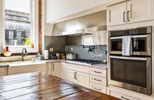 Downtown Knoxville House | Modern 3BR Condo Walk to Downtown and UT with Parking