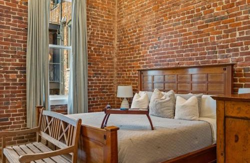 Downtown Knoxville House | Modern 3BR Condo Walk to Downtown and UT with Parking