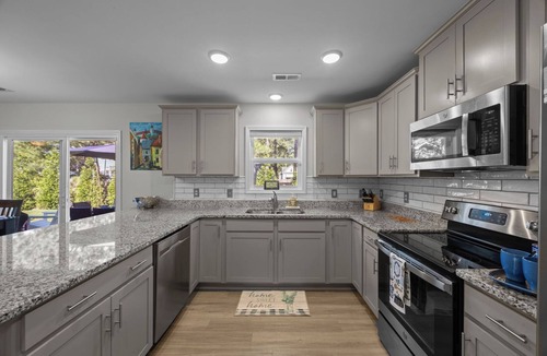 James City House | Modern 3BR Home w/Backyard, Firepit & Near DT