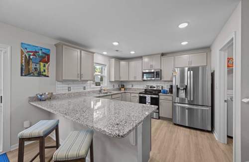 James City House | Modern 3BR Home w/Backyard, Firepit & Near DT