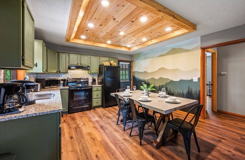 Wears Valley Cabin | Modern 4-bedroom Cabin w/Hot Tub/Game Room/Fire Pit/Backyard