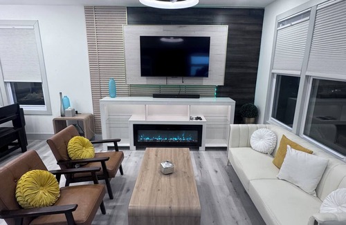 North Mayfair House | Modern 6 BR 3 Baths 11 beds Sleeps 17 Birthday