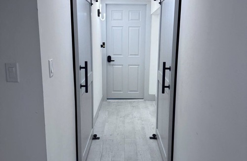 North Mayfair House | Modern 6 BR 3 Baths 11 beds Sleeps 17 Birthday