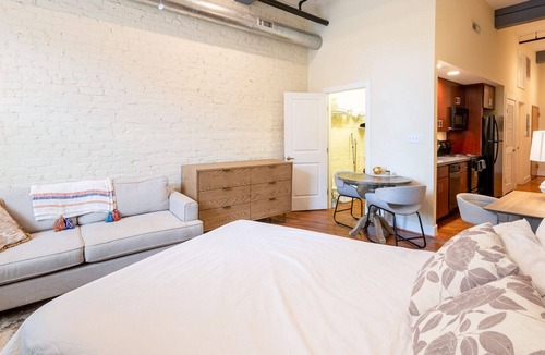 Petersburg Apartment | Modern Apartment in Prime Location (ID2450X15)