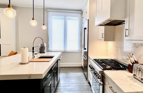 Near North Side Apartment | Modern Apartment with Private Rooftop Patio & Free Parking in Downtown Chicago