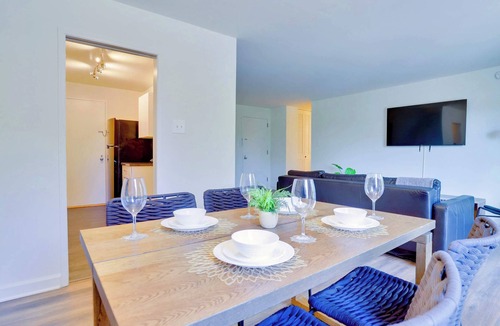 Court House Apartment | Modern Apt Steps from Metro & Dining