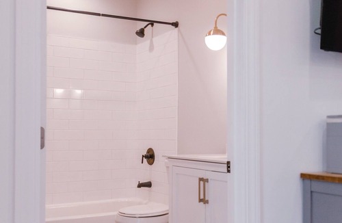 Walnut Hills Condo | Modern Boho Condo<5 Min to Downtown, 40 min to Ark