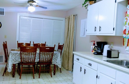 Horse Cave House | Modern Brick Home 9.2 mi to Mammoth Cave Sleeps 10