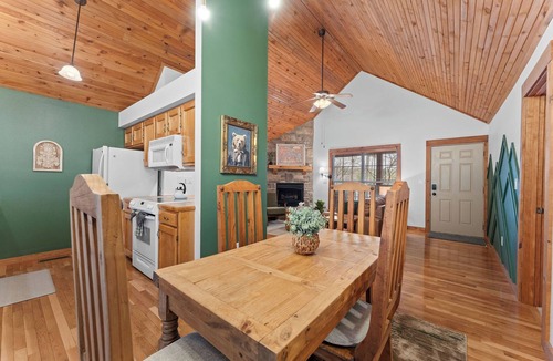 Branson West Cabin | Modern Cabin - Sunroom - Resort Amenities - Near Silver Dollar City