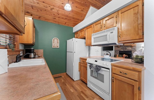Branson West Cabin | Modern Cabin - Sunroom - Resort Amenities - Near Silver Dollar City