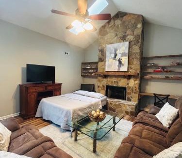 Ashley Oaks House | Modern Charm
