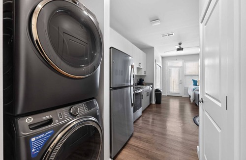 CUF Apartment | Modern Comfort Vibes with Desk, Balcony & Near UC
