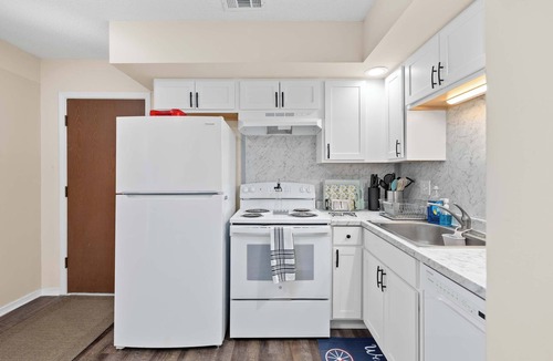 Fort Wayne Apartment | Modern Condo Near Zoo with Free Garage Parking