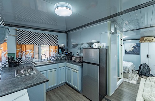 True House | Modern Container Home Private Hot Tub & Fire Pit Near Pipestem State Park