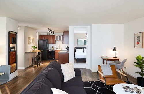 Streeterville Apartment | Modern Corner 2BR in Streeterville | Roof Deck | Lake Views