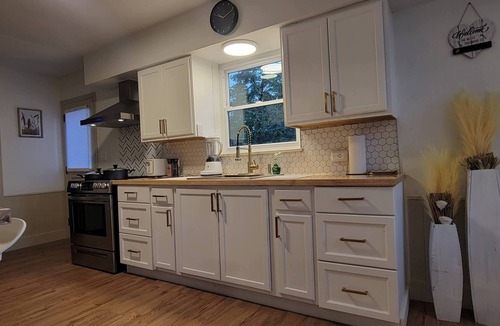 Mount Saint Joseph House | Modern Cozy Retreat: 2 King, 1 Queen, PS5, & Sunroom