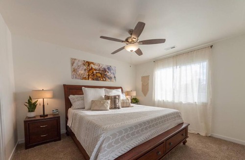 Spokane Valley House | Modern Decor & Style KING bed Wifi with Garage
