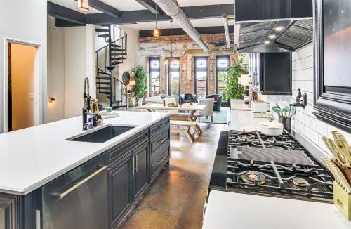 Hendersonville House | Modern Dtwn Condo w/Balcony in Hendersonville