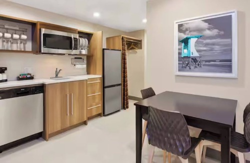 Wilmington Hotel | Modern Elegance! 2 Pet-Friendly Units, Outdoor Pool, Free Breakfast and Parking!