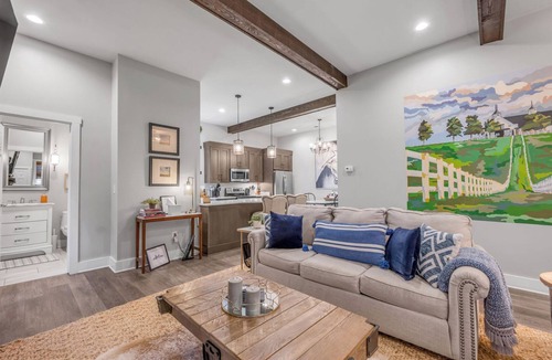Lexington House | Modern & Elegant Carriage House on Paris Pike in Lexington